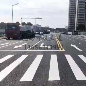 什么原因公路上的道路劃線一般都帶有反光膜？